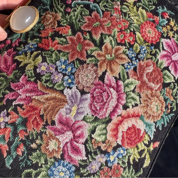 1950s Floral Embroidered Clutch - Picture 7 of 10